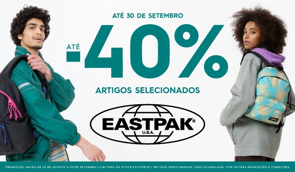 Um rapaz e uma rapariga com uma mochila Eastpak